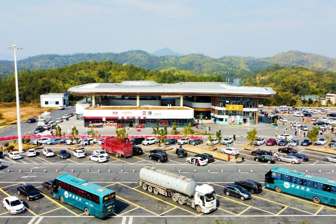 助力高速服务区提质升级 通驿公司首家自营肯德基门店开业(图1)