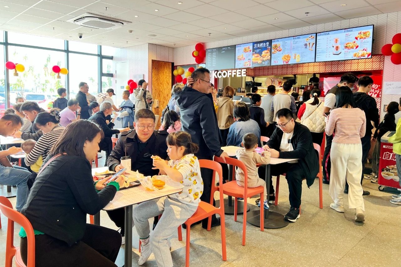 助力高速服务区提质升级 通驿公司首家自营肯德基门店开业(图2)
