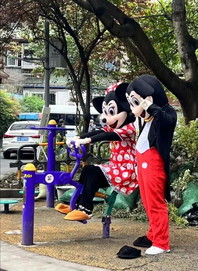 案例拆解｜从「成都迪士尼」到「疯狂星期四」聊聊品牌如何构建「群体游戏」(图10)