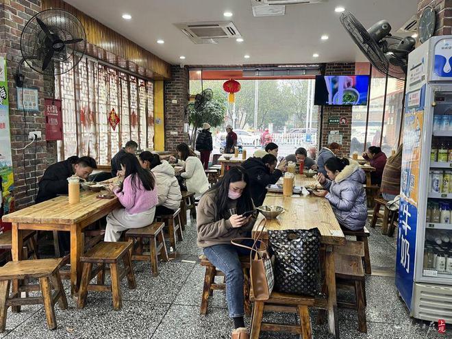 忍不住问:“怎么样不臭吧?”柳州螺狮粉不想以“臭”出圈(图4) 忍不住问:“怎么样不臭吧?”柳州螺狮粉不想以“臭”出圈(图4)