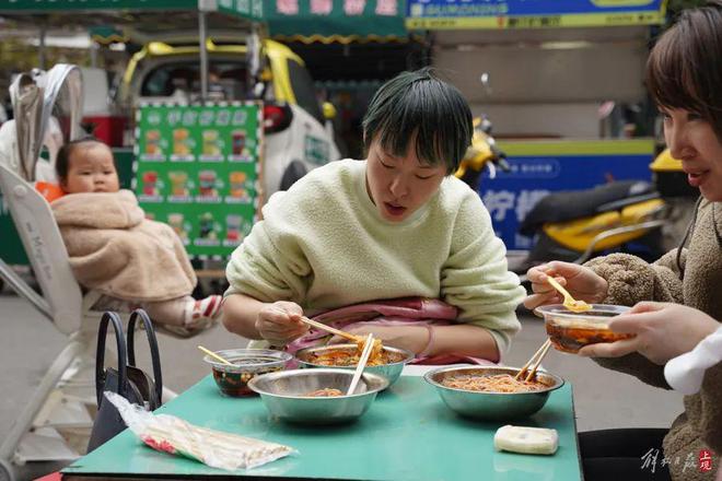 忍不住问:“怎么样不臭吧?”柳州螺狮粉不想以“臭”出圈(图3) 忍不住问:“怎么样不臭吧?”柳州螺狮粉不想以“臭”出圈(图3)