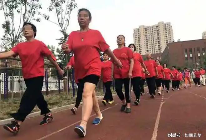 暴走团老人挤满肯德基歇脚店员劝离不听老板：把门锁上一个别走(图1)