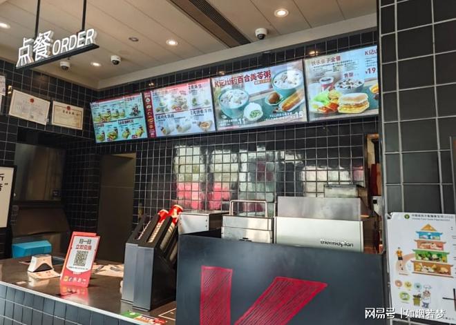 暴走团老人挤满肯德基歇脚店员劝离不听老板：把门锁上一个别走(图2)