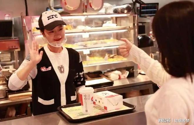 暴走团老人挤满肯德基歇脚店员劝离不听老板：把门锁上一个别走(图5)