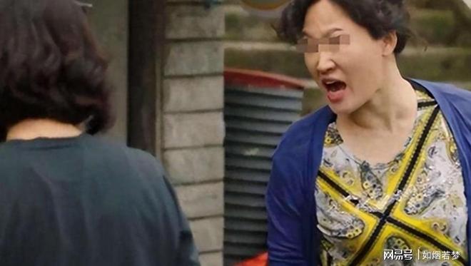 暴走团老人挤满肯德基歇脚店员劝离不听老板：把门锁上一个别走(图4)