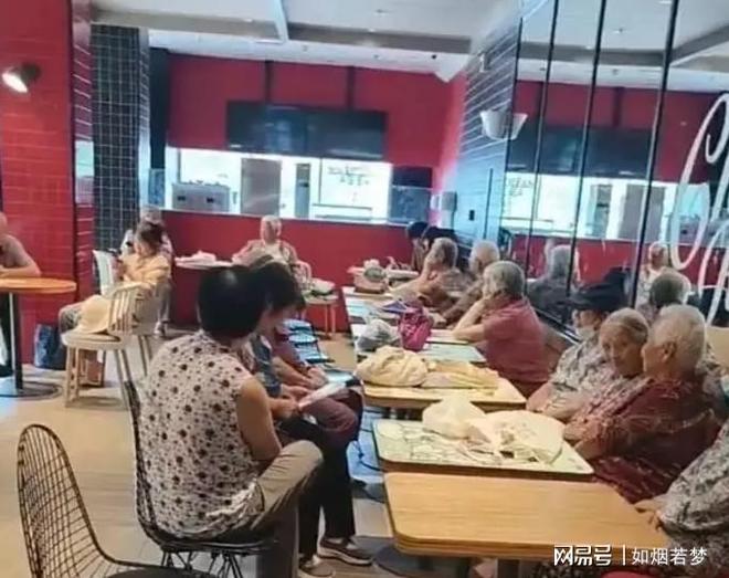 暴走团老人挤满肯德基歇脚店员劝离不听老板：把门锁上一个别走(图3)