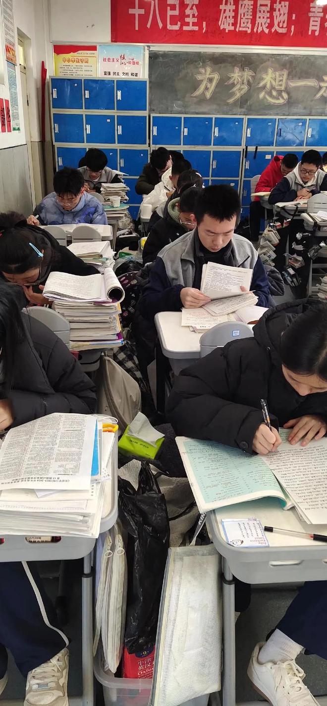 捡剩饭自学考612分！贫困生拒211死磕复读：非清北不上就为赚大钱(图6)