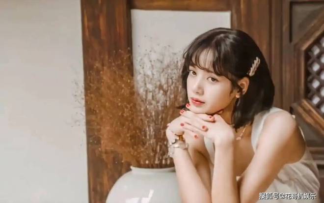 Lisa西班牙演唱会疑似下半身穿肉色丁字裤对观众疯狂抖动臀部(图2)