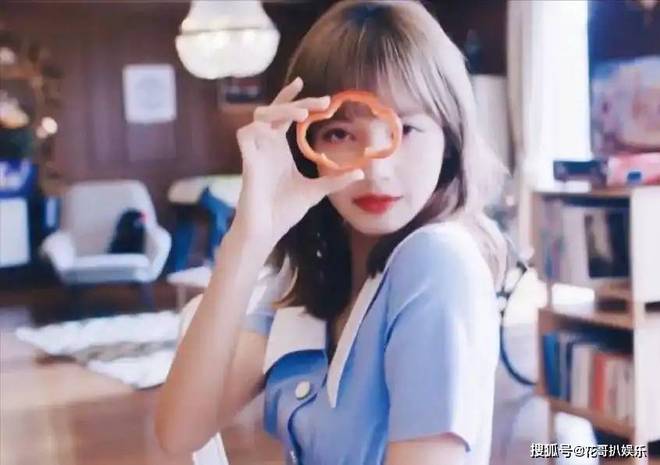 Lisa西班牙演唱会疑似下半身穿肉色丁字裤对观众疯狂抖动臀部(图3)