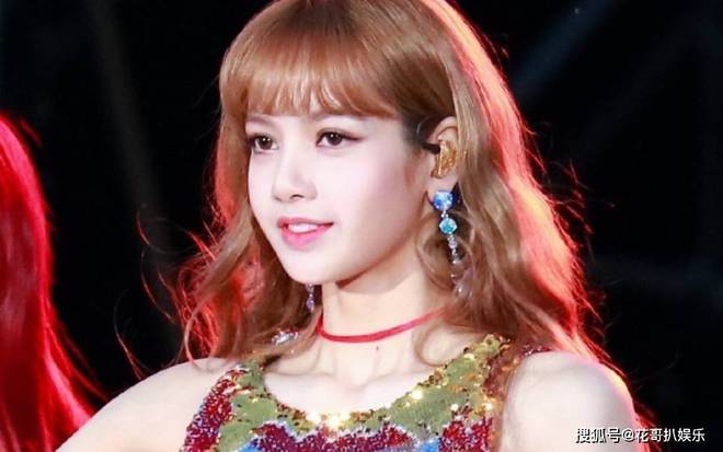 Lisa西班牙演唱会疑似下半身穿肉色丁字裤对观众疯狂抖动臀部(图4)