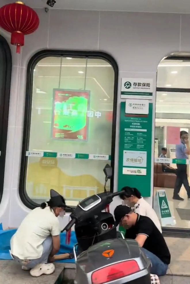 湖南株洲生病老人在银行取款时死亡事件始末(图1)