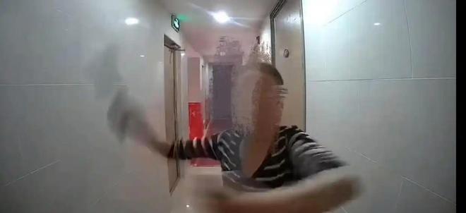 邻居多次持刀砍门后续：疑患精神病原因曝光房主崩溃发声(图1)