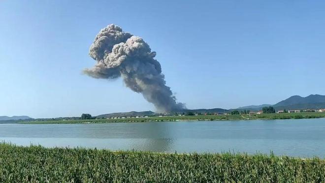 湖南一花炮厂爆炸员工称跑水沟趴下被石块砸头当地曾发高温季烟花爆竹安全生产通知：计划今起陆续停产(图1)