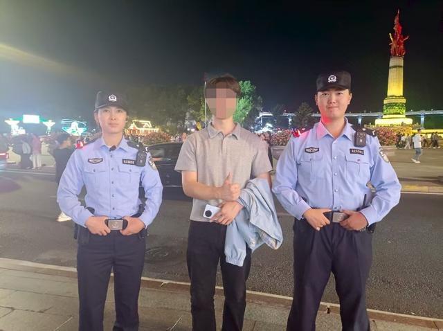 中央大街巡逻民警用担当守护游客平安(图2) 中央大街巡逻民警用担当守护游客平安(图2)