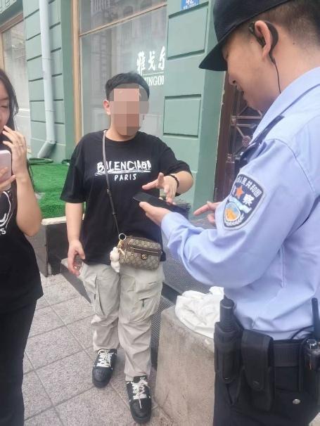 中央大街巡逻民警用担当守护游客平安(图1) 中央大街巡逻民警用担当守护游客平安(图1)