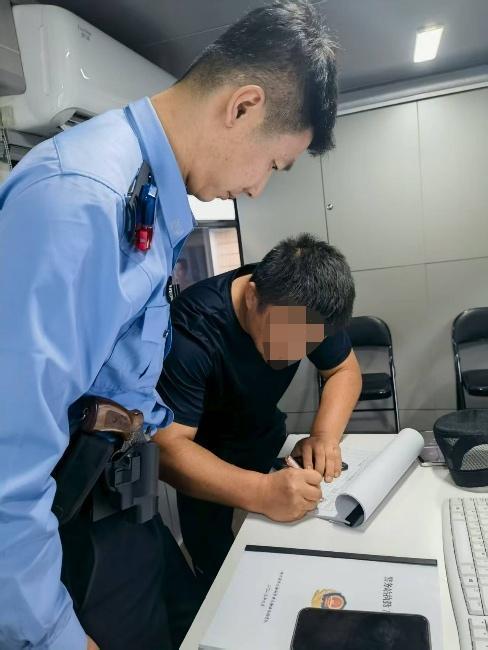 中央大街巡逻民警用担当守护游客平安(图3) 中央大街巡逻民警用担当守护游客平安(图3)