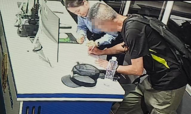 中央大街巡逻民警用担当守护游客平安(图4) 中央大街巡逻民警用担当守护游客平安(图4)