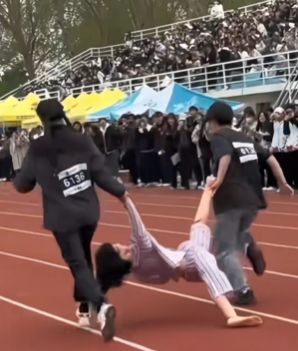 轻松一刻：月老是不是用我的红线绑大闸蟹了？(图1)