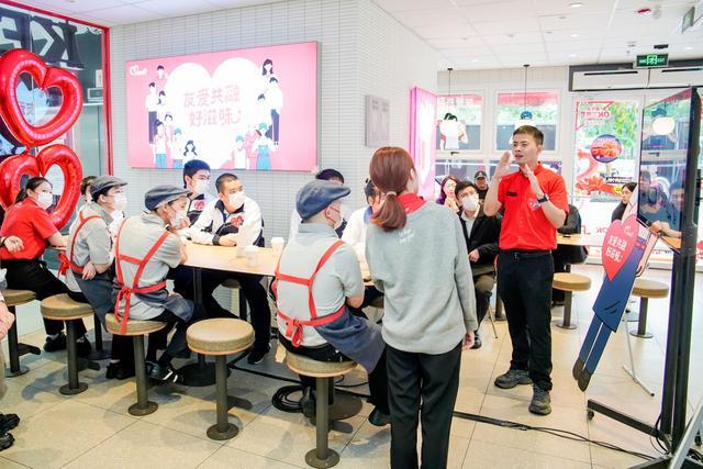 深圳肯德基天使餐厅获颁“鹏城慈善地标”(图2) 深圳肯德基天使餐厅获颁“鹏城慈善地标”(图2)
