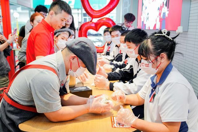 深圳肯德基天使餐厅获颁“鹏城慈善地标”(图3) 深圳肯德基天使餐厅获颁“鹏城慈善地标”(图3)