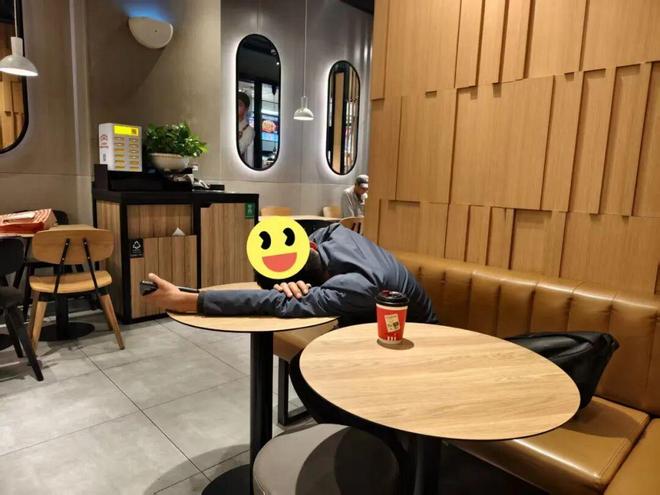 跨年后的肯德基睡满了舍不得开房的年轻人(图2)