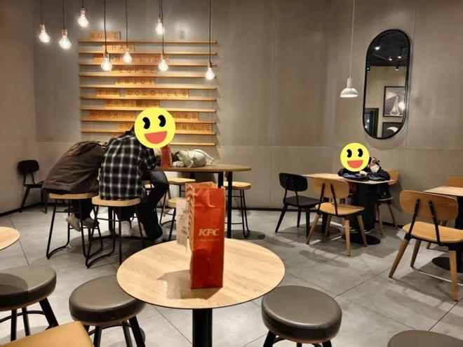 跨年后的肯德基睡满了舍不得开房的年轻人(图1)